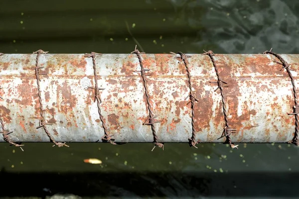 Su Borusunda Dikenli Tel.