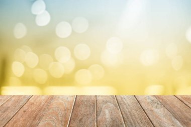 Soyut Bulanık Bokeh Arka Plan ile Boş Ahşap Masa. Ürün Görüntüleme için uygundur.