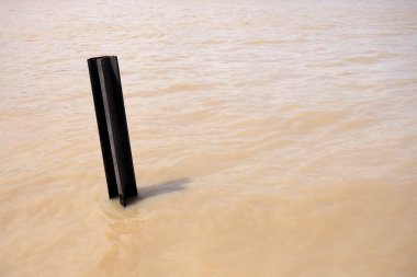 Metal sol Chao Phraya Nehri Bangkok, Tayland için eski bir iskelesinden mesaj.