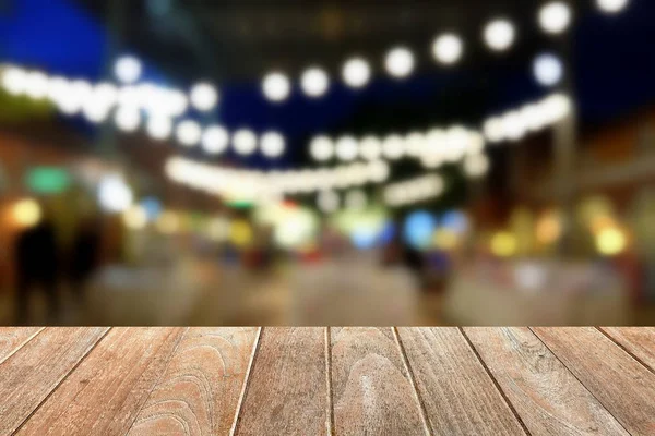 Bulanık Restoran Arka Planlı Boş Ahşap Masa Panosu.