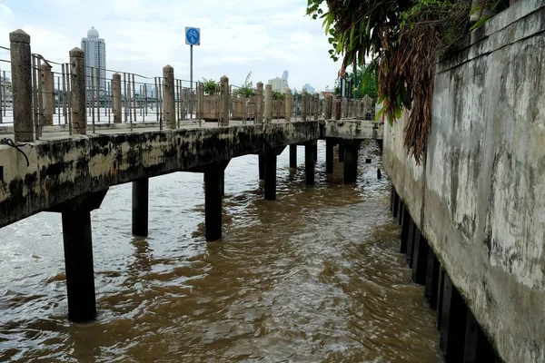 Passeio Bicicleta Caminhada Lado Banco Rio Chao Phraya Bangkok Tailândia — Fotografia de Stock