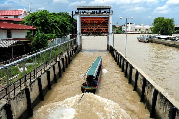 Chao Phraya Nehri'nde Floodgate Uzun Kuyruk Tekne.