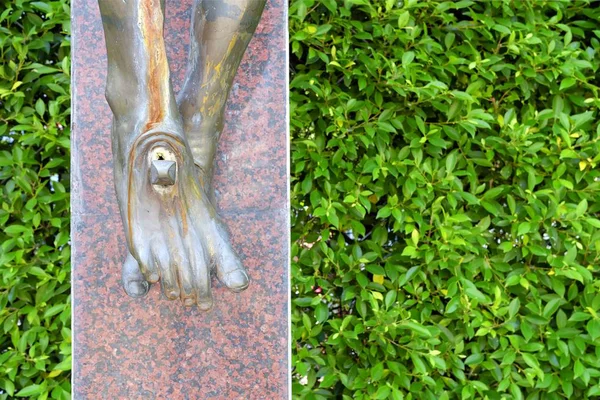 Zbliżenie Nogi Jezusa Statua Zielonymi Listwami Ściana Tło — Zdjęcie stockowe