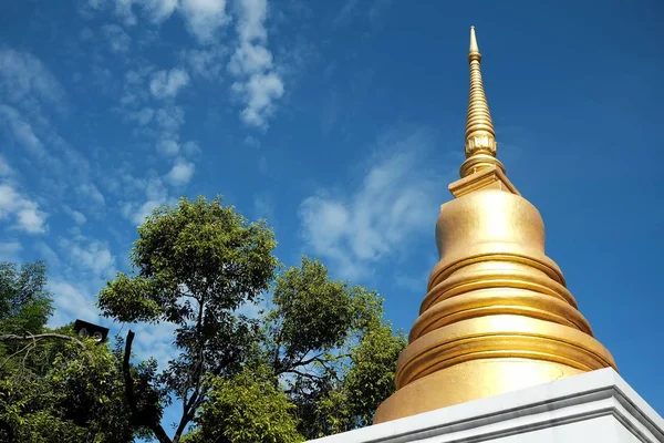 Złota Pagoda Błękitnym Niebem — Zdjęcie stockowe