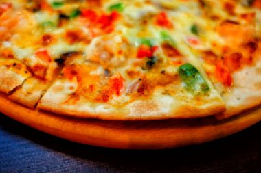 Ahşap Tabakta Yakın Çekim Pizza. (Seçici Odak)