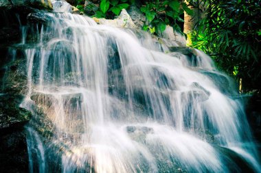 Güneş ışığı ile Close-up Şelale.