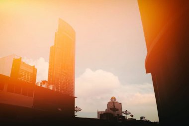 Işık Kaçağı ile Çatılarda Uydu Diskleri.