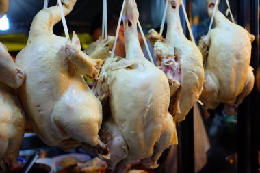 Hainanese Tavuk Pilav Tarifi için Close-up Asma Haşlanmış Tavuk Ekran.