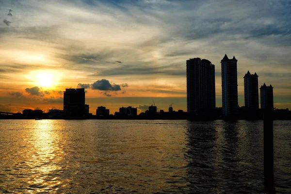 Τοπία Του Ηλιοβασιλέματος Στον Ποταμό Chaophraya Στην Προβλήτα Αγοράς Asiatique — Φωτογραφία Αρχείου
