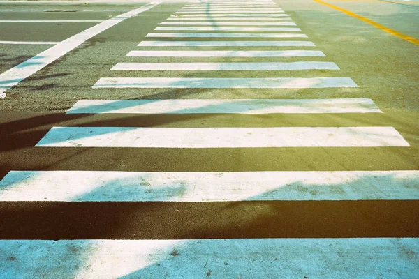 Lihgtリークによる安全歩行のための道路の横断歩道白線 — ストック写真