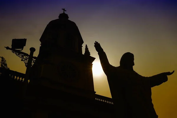 Estatua Silueta Jesús Pie Frente Iglesia Católica Con Fondo Atardecer — Foto de Stock