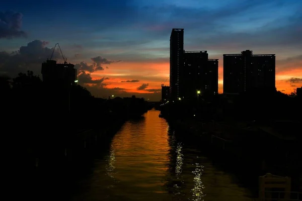 Puesta Sol Phra Sri Charoen Canal Bangkok Tailandia — Foto de Stock