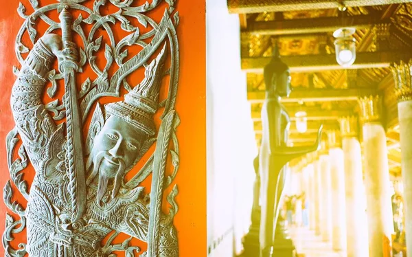 Antigua Escultura Tailandesa Vintage Puerta Roja Pasillo Público Del Templo — Foto de Stock