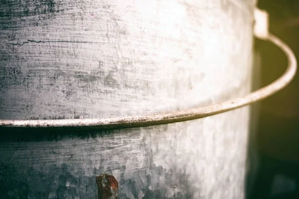 Işık Kaçak ile Close-Up Eski Alüminyum Kova. (Seçici Odak)