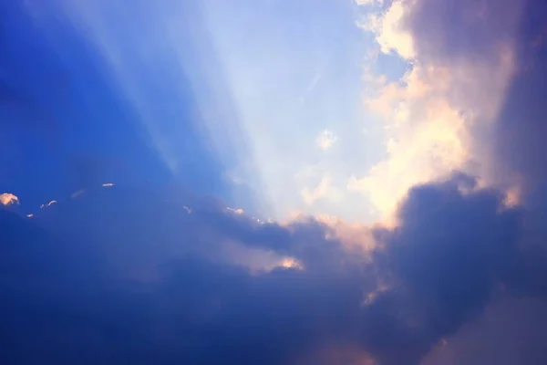 Luce Del Sole Fascio Splendente Attraverso Cielo Blu Cielo Sfondo — Foto Stock