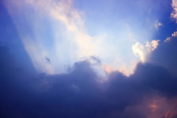 天の青空の背景を通して輝く太陽光ビーム — ストック写真