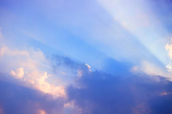 天の青空の背景を通して輝く太陽光ビーム — ストック写真
