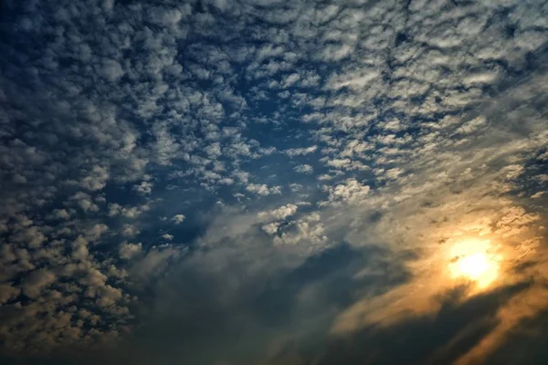 雲の背景を持つ夕日 — ストック写真