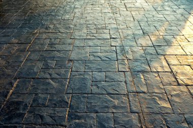 Işık Kaçak ile Siyah Granit Kaldırım Arka Plan.