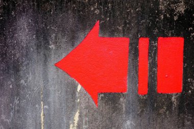 Grunge Beton Duvar Arka Plan Üzerinde Kırmızı Ok.
