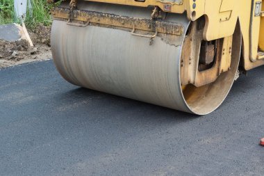 Yol silindiri asfaltı sıkıştırıyor
