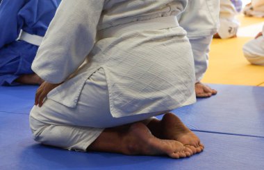 Taekwondo yatağın üzerinde oturan kişi