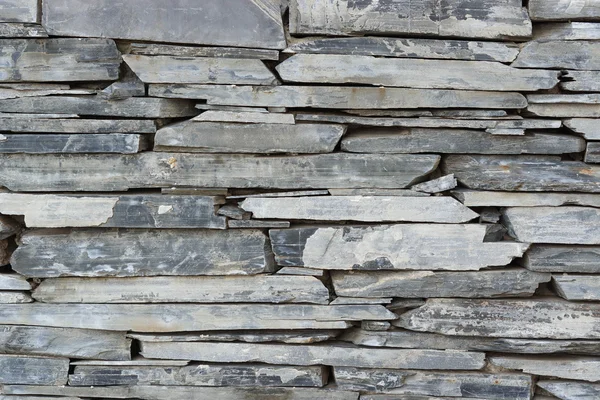 Vrstva kamenné desky, které jsou uspořádány jako zeď — Stock fotografie