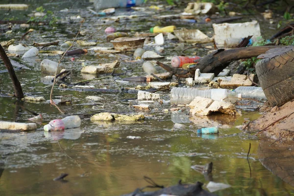 Plástico y espuma basura flotante — Foto de Stock