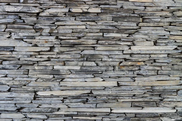 Layer of stone plate arranged as a wall