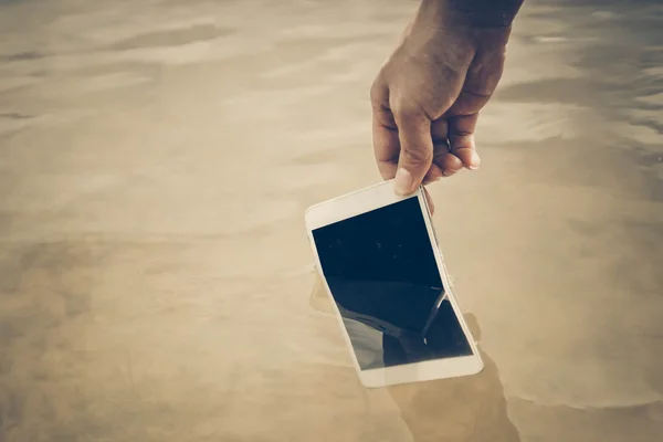 Hand hält ein nasses Smartphone — Stockfoto