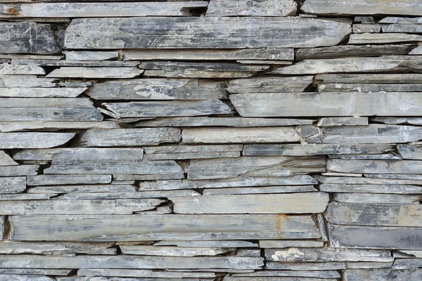 Layer of stone plate arranged as a wall