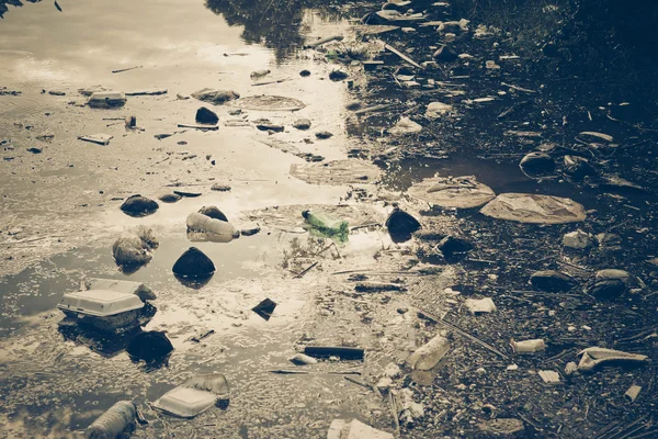 Plastik ve köpük çöp yüzen — Stok fotoğraf