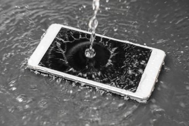 ahşap arka plan üzerinde ıslak smartphone