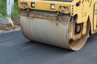 Yol silindiri asfaltı sıkıştırıyor