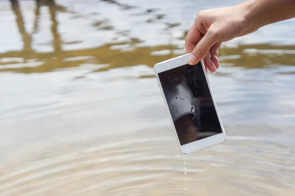 Hand hält ein nasses Smartphone — Stockfoto