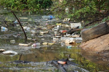 Plastik ve köpük çöp Nehri üzerinde 