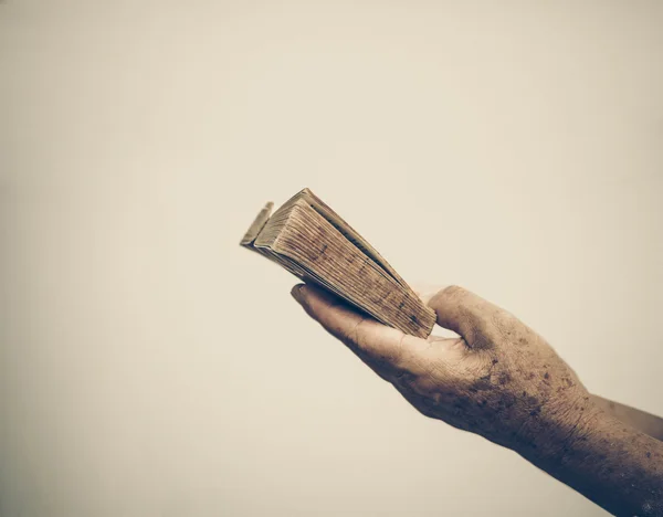 Oude vrouwelijke hand — Stockfoto