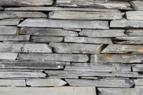 Vrstva kamenné desky, které jsou uspořádány jako zeď — Stock fotografie