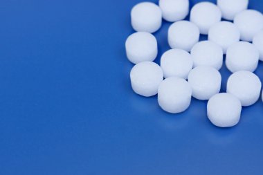 Naftalin topları mavi zemin üzerine