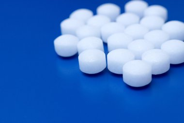 Naftalin topları mavi zemin üzerine