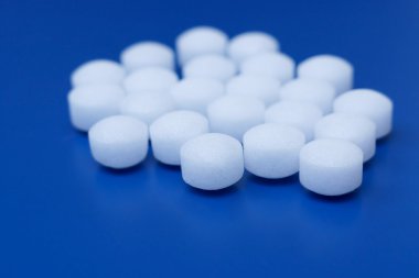 Naftalin topları mavi zemin üzerine