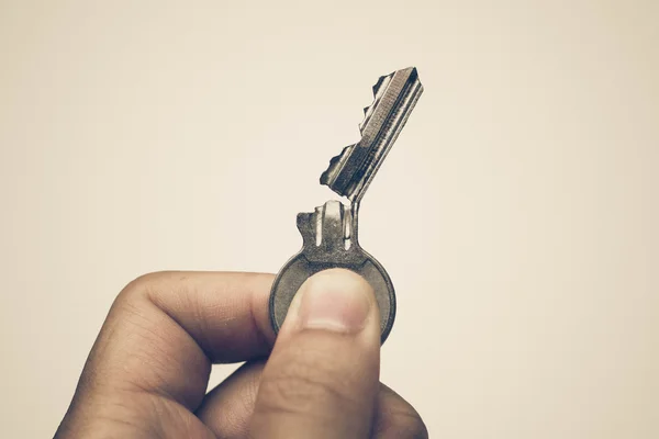 Zbliżenie ręki trzymającej złamany klucz — Zdjęcie stockowe