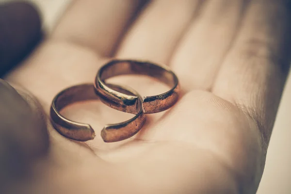 Dos anillos rotos — Foto de Stock