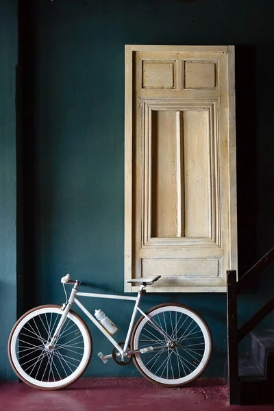 흰색 고정된 기어 자전거 — 스톡 사진