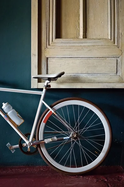 Bicicleta de engrenagem fixa branca — Fotografia de Stock