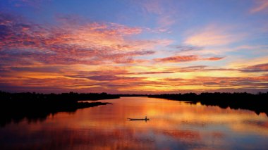 Kızıl gökyüzü ve bulut Nehri 
