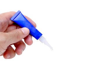 Bir yapıştırıcı tüp tutan el