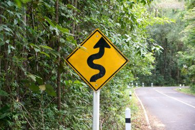 dolambaçlı yol işareti