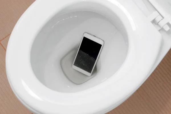 Teléfono inteligente cayó en un inodoro —  Fotos de Stock