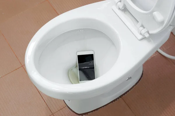 Смартфон впав у туалет — стокове фото